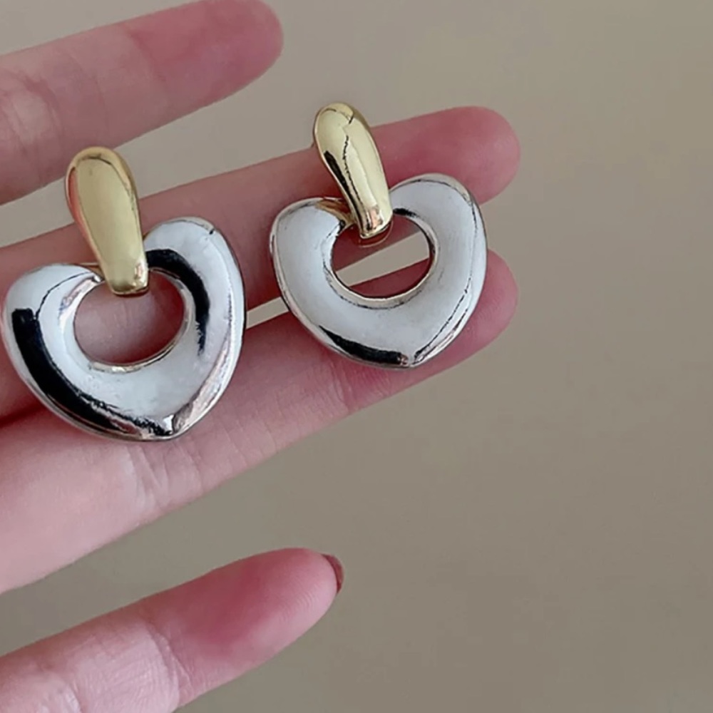 🤍Insta minimalist heart shape earrings - Picture 5 of 6